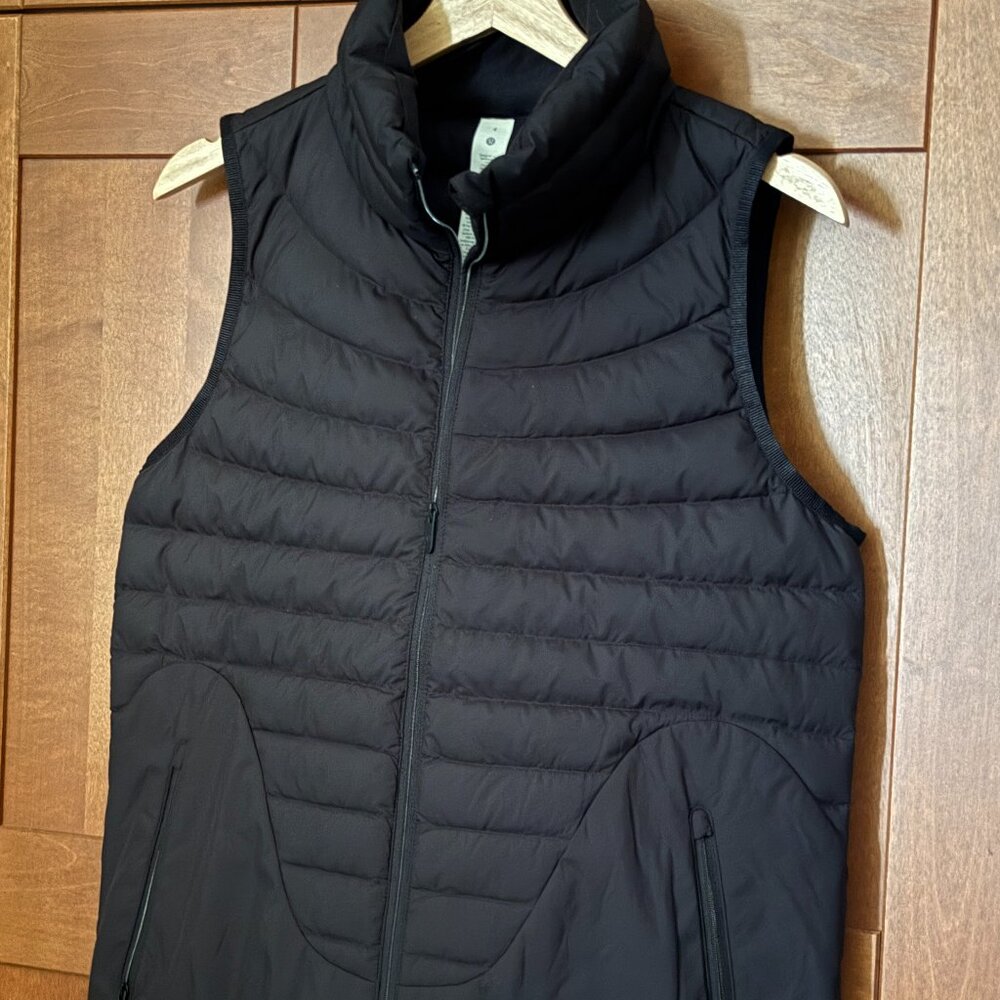 $188 Lululemon Sz 4 Woman  Lightweight Relaxed Fit Down Vest Black BLK